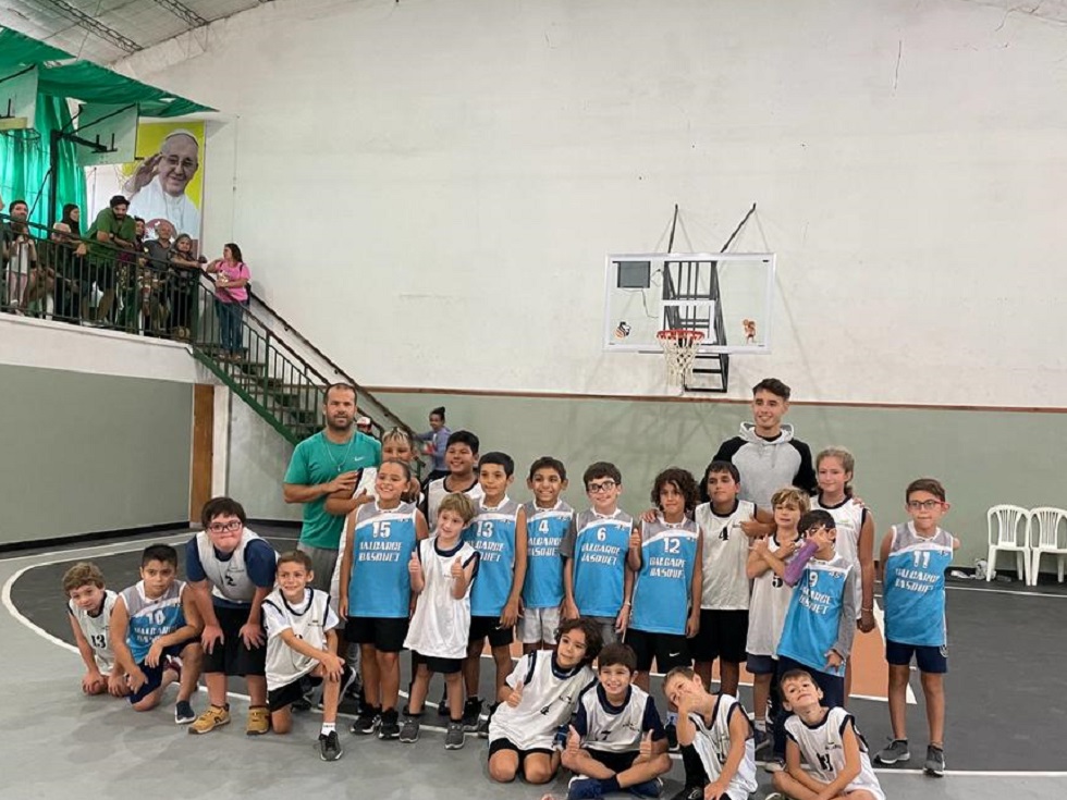 La Escuela municipal de básquet de un encuentro en Tandil