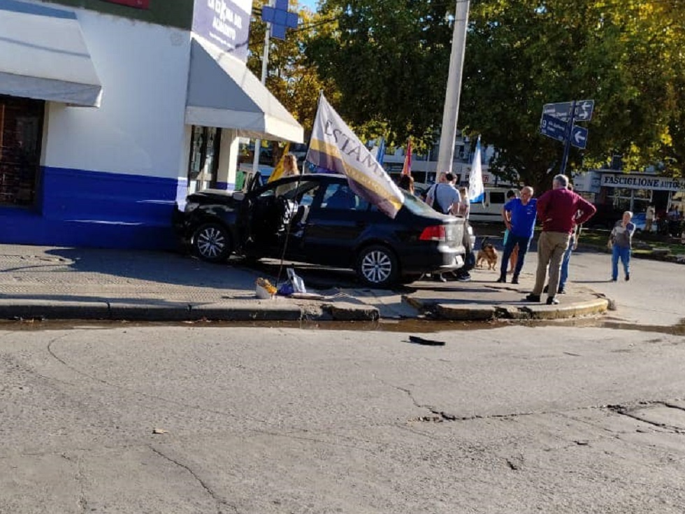 Un auto culminó su marcha contra el frente de un local comercial