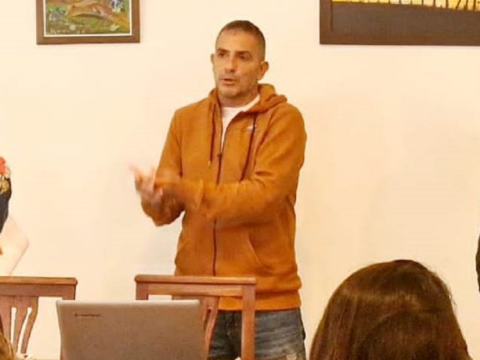 Omar Arreguito brindó detalles del curso de lengua de señas