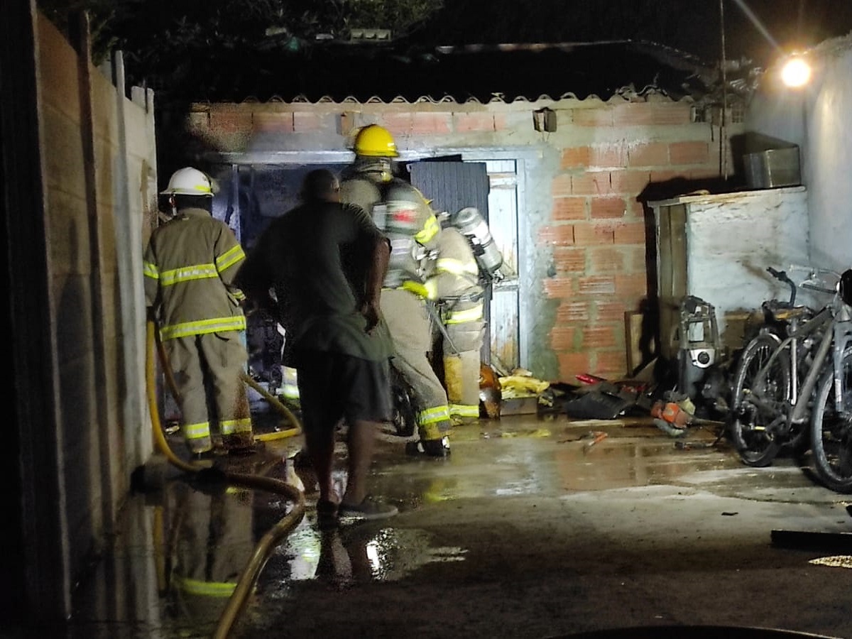 Incendio en taller mecánico, una persona hospitalizada