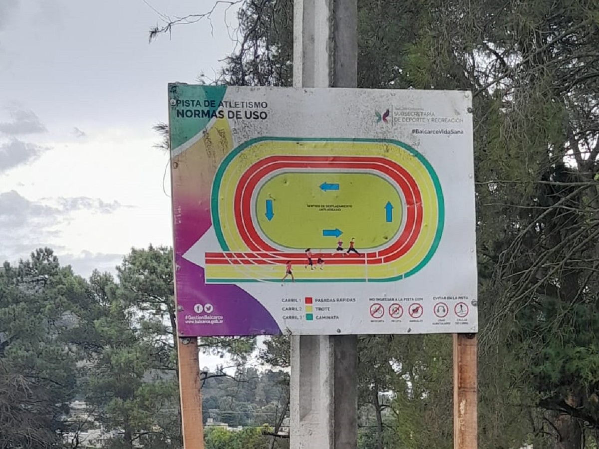 En la pista de atletismo colocaron cartel sobre el buen uso de la pista