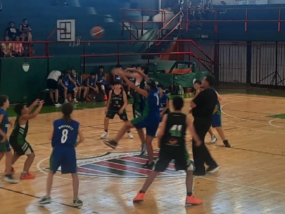 La Escuela municipal de básquet debutó en la Liga de Tandil