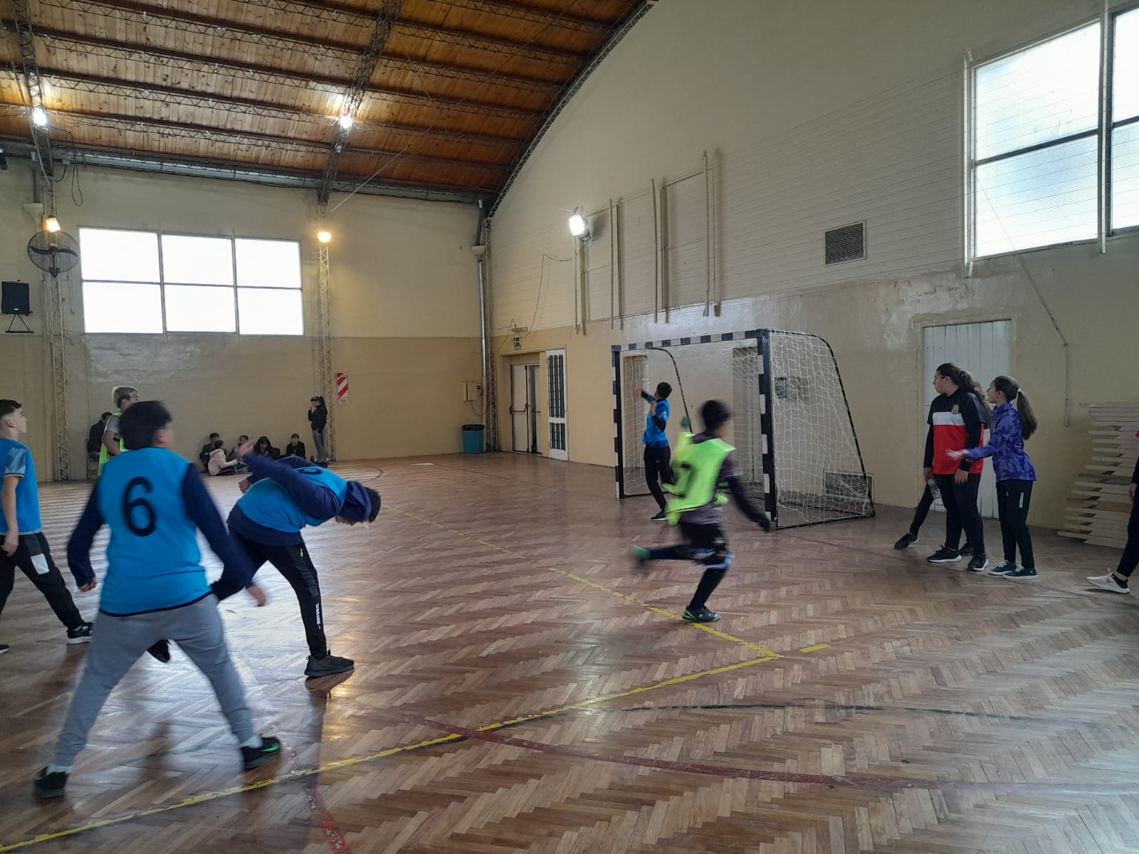 Gran participación de jóvenes en handball de los Interescolares