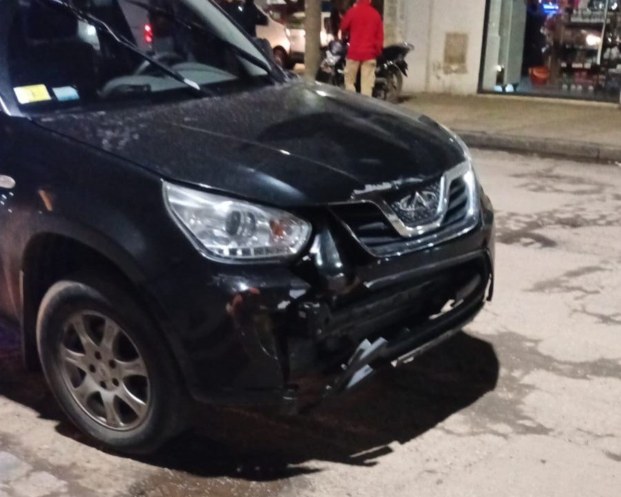 Choque entre una moto y una camioneta en Chaves y 13: una persona fue hospitalizada